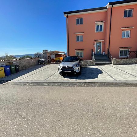Family Village Apartment Vrh  外观 照片